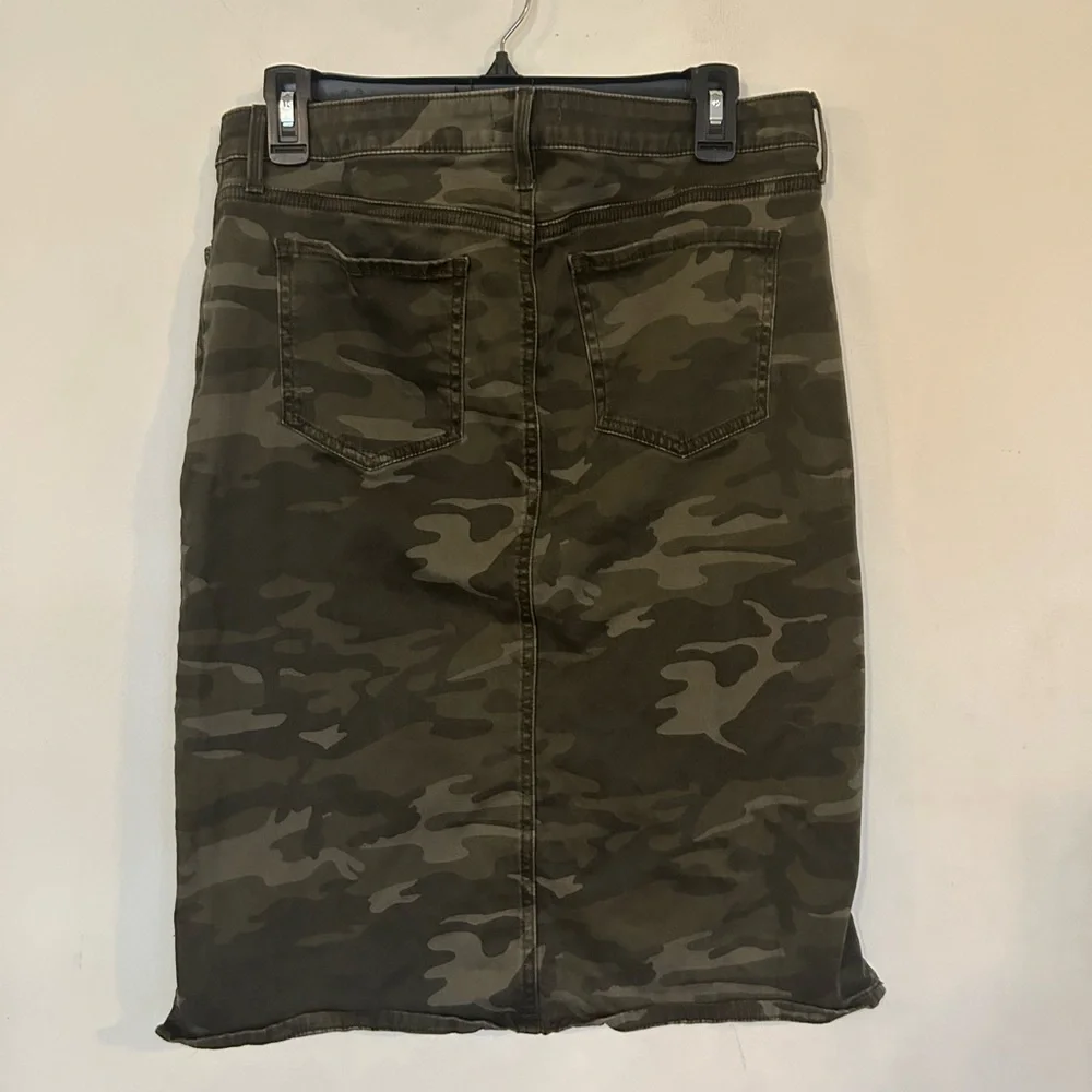NYDJ Cirves 360 Stretchy Camouflage-Print Tummy-Control Skirt Size 8